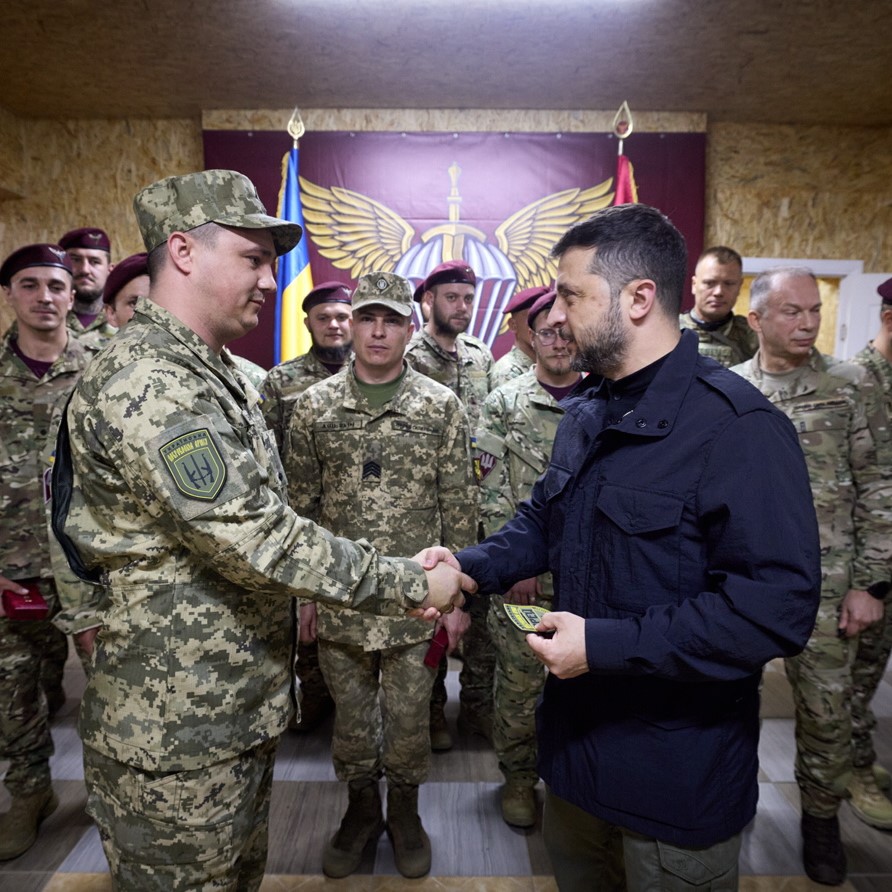 Володимир Зеленський подякував за результати та відзначив захисників державними нагородами. Фото з сайту president.gov.ua
